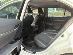 2023 Toyota Camry Hybrid 2.5HG Luxury, белый — фото 16