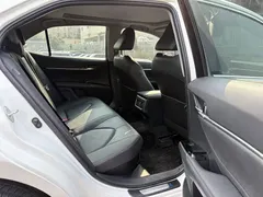 2023 Toyota Camry Hybrid 2.5HG Luxury, белый — фото 18
