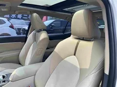 2021 Toyota Camry Hybrid 2.5HG Luxury, белый — фото 9