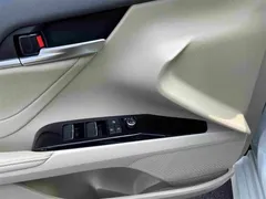 2021 Toyota Camry Hybrid 2.5HG Luxury, белый — фото 11