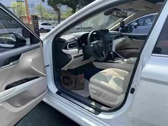 2021 Toyota Camry Hybrid 2.5HG Luxury, белый — фото 13