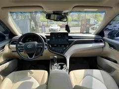 2021 Toyota Camry Hybrid 2.5HG Luxury, белый — фото 18