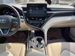 2021 Toyota Camry Hybrid 2.5HG Luxury, белый — фото 21