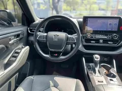 2021 Toyota Crown Kluger 2.5L HEV 4WD Premium, чёрный — фото 17