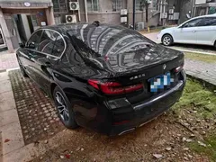 2021 BMW 5 Series 525Li M Sport Package, чёрный — фото 2