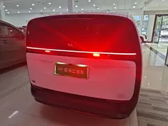 2024 Li Auto MEGA Ultra, белый — фото 6