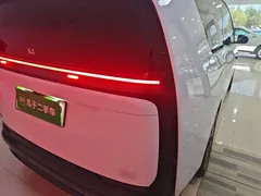 2024 Li Auto MEGA Ultra, белый — фото 8