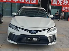 2021 Toyota Camry Hybrid 2.5HGVP Leading, белый — фото 2