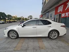 2021 Toyota Camry Hybrid 2.5HGVP Leading, белый — фото 3