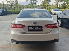 2021 Toyota Camry Hybrid 2.5HGVP Leading, белый — фото 4