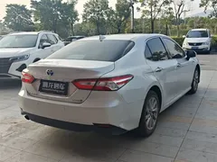 2021 Toyota Camry Hybrid 2.5HGVP Leading, белый — фото 5