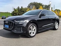 2022 Audi Q8 45 TFSI Luxury Sport, чёрный — фото 1