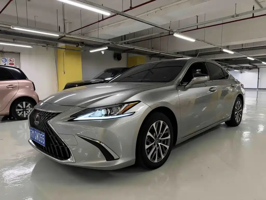 2022 Lexus ES 300h Premium