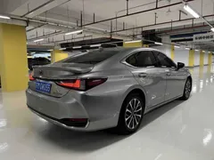 2022 Lexus ES 300h Premium — фото 3