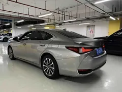 2022 Lexus ES 300h Premium — фото 4