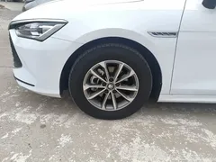 2024 BYD Qin PLUS Honor DM-i PHEV 55km Leading, белый — фото 23