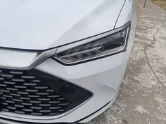 2024 BYD Qin PLUS Honor DM-i PHEV 55km Leading, белый — фото 24