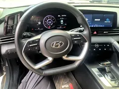 2022 Hyundai Elantra 1.5L CVT LUX Premium — фото 11