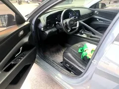 2022 Hyundai Elantra 1.5L CVT LUX Premium — фото 16