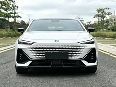 2022 Changan UNI-V 1.5T Premium, белый — фото 2