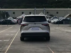 2023 Toyota Sienna 2.5L Hybrid Comfort — фото 5