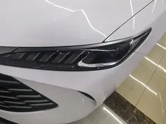 2025 BYD Qin PLUS DM-i PHEV Smart Driving 55km Leading, белый — фото 5