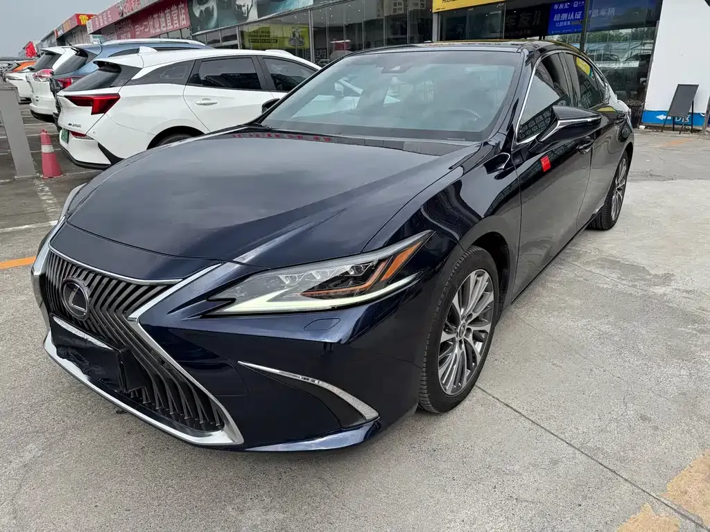 2021 Lexus ES 300h Hybrid Premium
