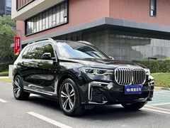 2022 BMW X7 xDrive40i Premium M Sport Package, чёрный — фото 3