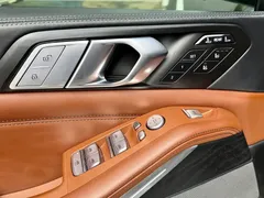2022 BMW X7 xDrive40i Premium M Sport Package, чёрный — фото 13