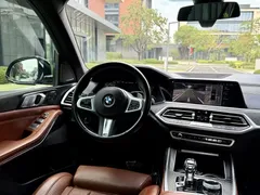 2022 BMW X7 xDrive40i Premium M Sport Package, чёрный — фото 17