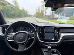 2021 Volvo XC60 4WD Luxury, белый — фото 12