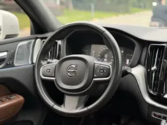 2021 Volvo XC60 4WD Luxury, белый — фото 13