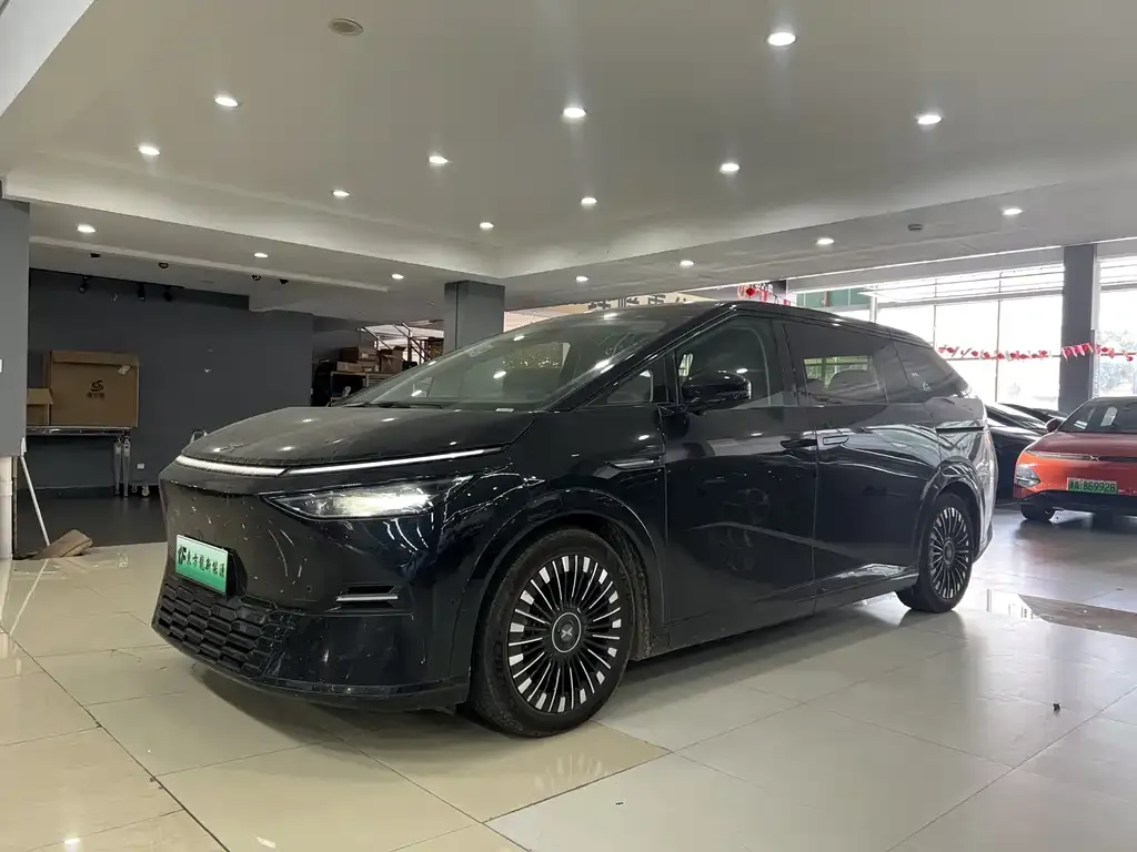 2025 Xpeng X9 EV 740 Extra Long Range Max