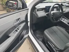 2025 BYD Qin PLUS DM-i PHEV Smart Driving 128km Advance, белый — фото 16