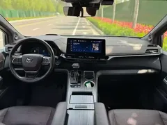 2021 Toyota Sienna 2.5L Hybrid Platinum, белый — фото 8
