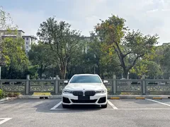 2023 BMW 5 Series 530Li Leading M Sport Package, белый — фото 2