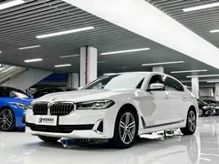 2021 BMW 5 Series 530Li xDrive Luxury Package, белый — фото 1