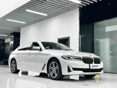 2021 BMW 5 Series 530Li xDrive Luxury Package, белый — фото 3