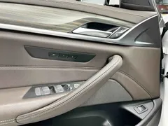 2021 BMW 5 Series 530Li xDrive Luxury Package, белый — фото 17