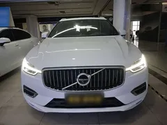 2021 Volvo XC60 T8 PHEV Luxury, белый — фото 3