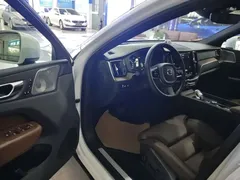 2021 Volvo XC60 T8 PHEV Luxury, белый — фото 16