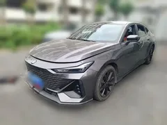 2022 Changan UNI-V 1.5T Premium — фото 1