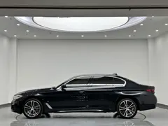 2022 BMW 5 Series 530Li Leading M Sport Package, чёрный — фото 4