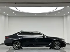 2022 BMW 5 Series 530Li Leading M Sport Package, чёрный — фото 5