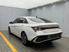 2023 Hyundai Elantra 1.5L CVT LUX Premium, белый — фото 4