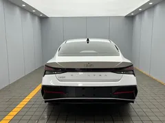 2023 Hyundai Elantra 1.5L CVT LUX Premium, белый — фото 5