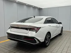 2023 Hyundai Elantra 1.5L CVT LUX Premium, белый — фото 6