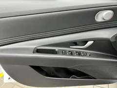 2023 Hyundai Elantra 1.5L CVT LUX Premium, белый — фото 17