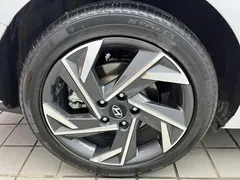 2023 Hyundai Elantra 1.5L CVT LUX Premium, белый — фото 22