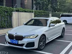 2022 BMW 5 Series 525Li M Sport Package, белый — фото 1